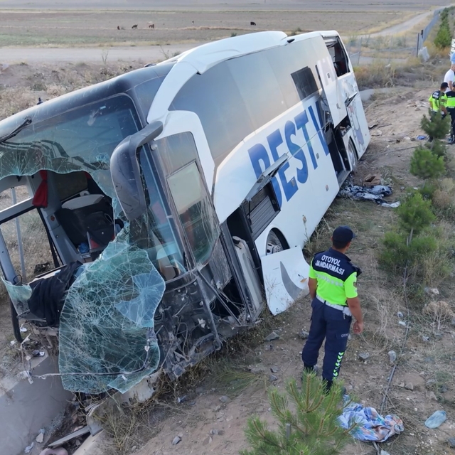 Aksaray'da yolcu otobüsü şarampole devrildi: 44 yaralı