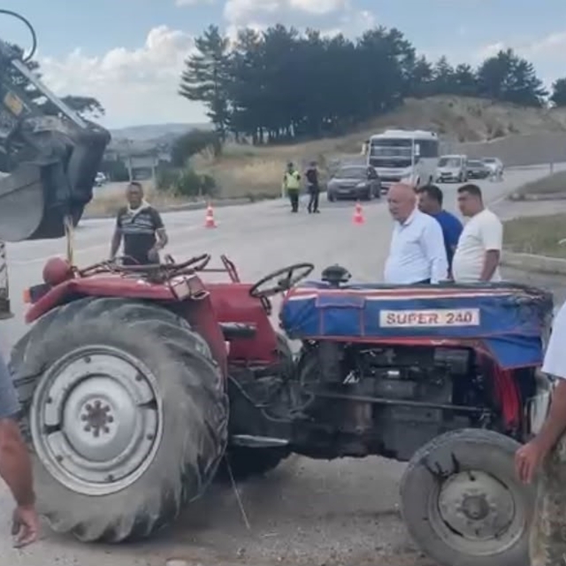Tavşanlı'da otomobil ile traktör çarpıştı: 3 yaralı