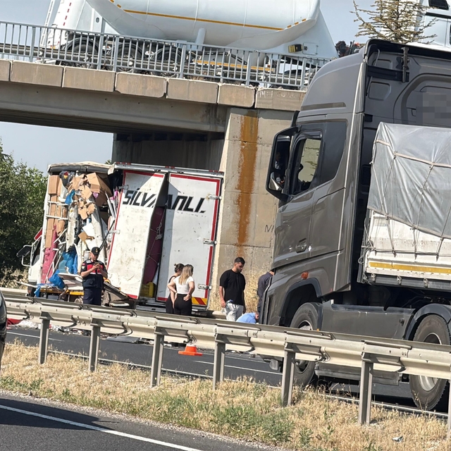 Arıza yapan kamyonete çarpıp kaçtı: 1 yaralı