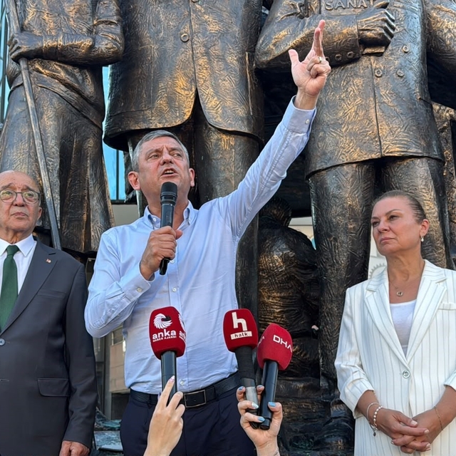 Özgür Özel'den 'dini değerleri aşağılayan' Deniz Göktaş'a destek