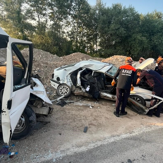 Amasya'da otomobil ile minibüs çarpıştı: 1 ölü, 3 yaralı