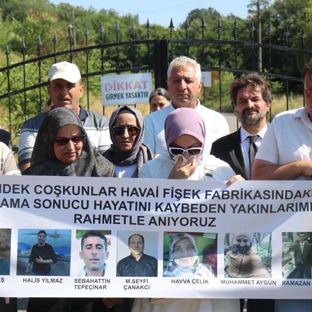 Havai fişek fabrikasındaki patlamada hayatını kaybeden işçiler anıldı
Facia...