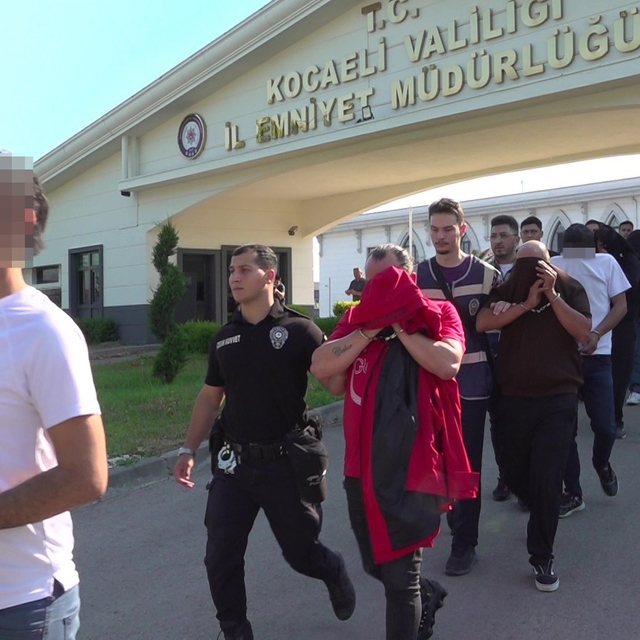 Paravan şirketlerle milyarlarca liralık bahis ağına darbe: 101 tutuklama
31...