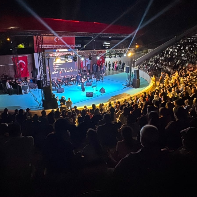 Kilis'te Millet Bahçesi'nde açık hava konserine yoğun ilgi