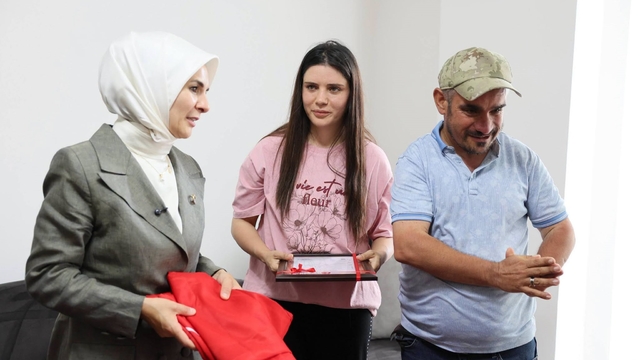 Engelli kardeşlerine ömrünü adayan Çilem'e ev tapusu teslim edildi