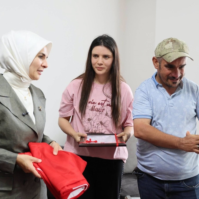 Engelli kardeşlerine ömrünü adayan Çilem'e ev tapusu teslim edildi