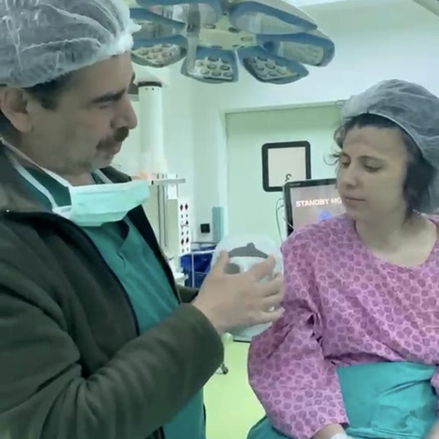 Beyin tümörü ameliyatı sonrası çöken alnı, 3 boyutlu implantla düzeltildi
B...