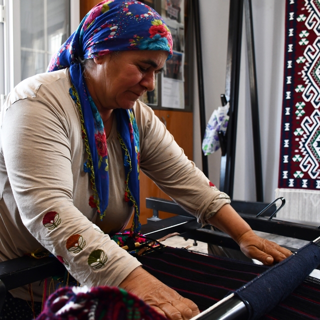 Cefakar anne, heybe yaparak dört çocuk okuttu