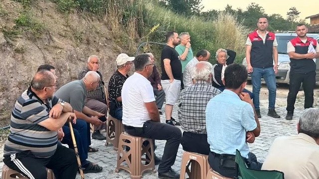 Köy köy gezip vatandaşları bilgilendiriyorlar
Yığılca'da çiftçilere kahverengi kokarca ve anız yangınları eğitimi