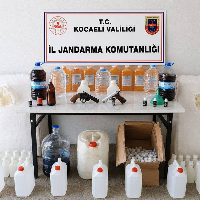 Kocaeli'de kaçakçılık operasyonu: 1 milyon 350 bin liralık kaçak ürün ele g...