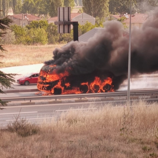 Eskişehir'de yanan kamyon adeta alev topuna döndü
Tüm aracı saran yangın it...