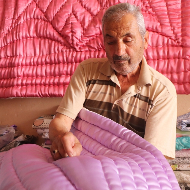 80 yaşındaki yarım asırlık yorgancı, mesleğini yaşatmaya çalışıyor