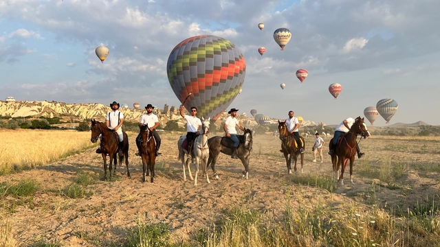 Kapadokya'da balonlar eşliğinde vadide at turu