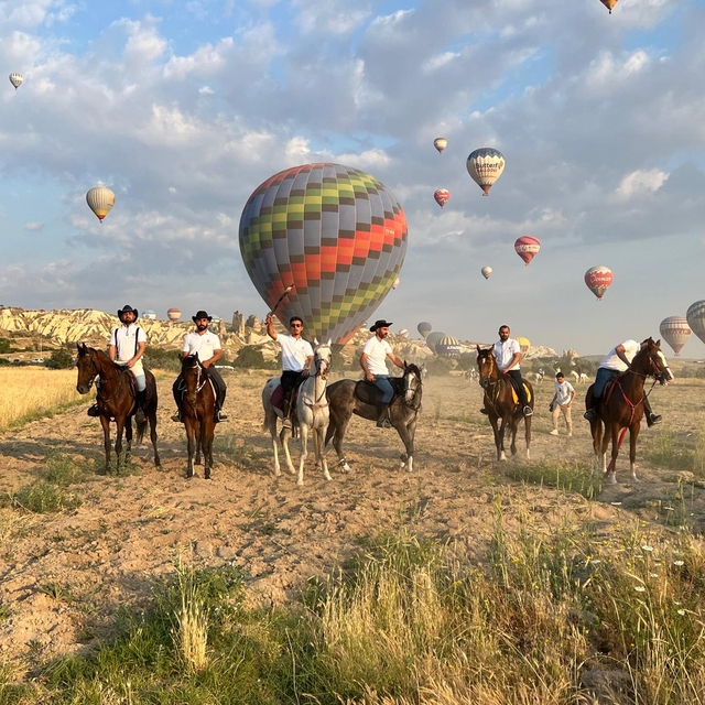 Kapadokya'da balonlar eşliğinde vadide at turu