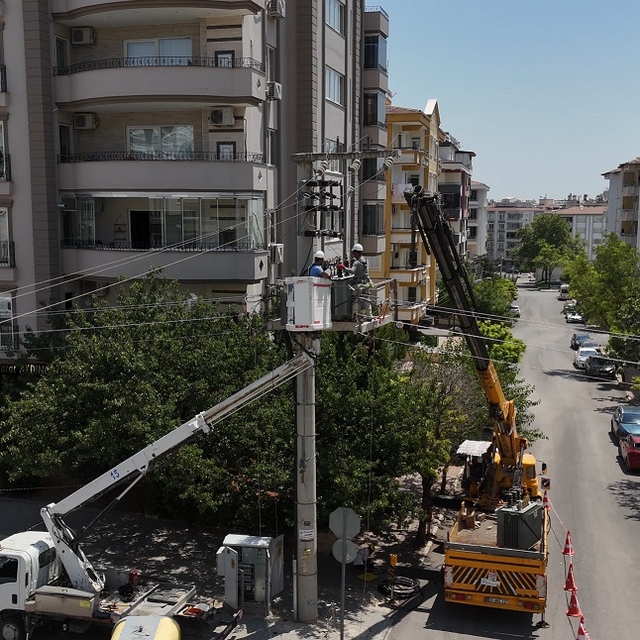 Toroslar EDAŞ, Gaziantep'te sıcak havaya karşı şebekeleri güçlendiriyor