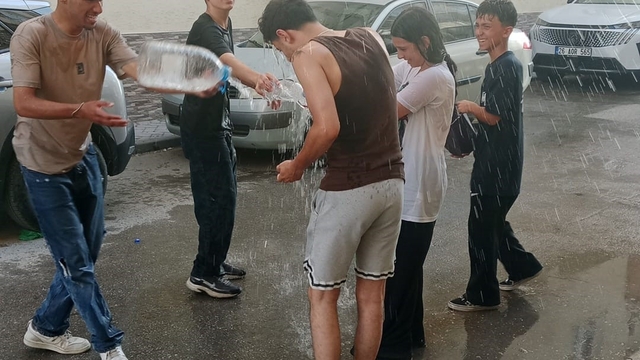 Sıcaktan bunalan gençler serinlemek için su savaşı yaptı