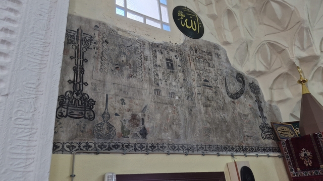 Anadolu topraklarının ilk Kabe minyatürü 752 yaşındaki bu camide
Mescit olarak inşa edildi, şimdi ise minaresiz cami olarak hizmet veriyor
Yüzyıllardır ayakta kalan Haznedar Camii hem mescit hem medrese olarak kullanılmış
İmam Mustafa Öztürk:
"Gelenler büyük bir hayret ve hayranlık içerisinde kalıyor"