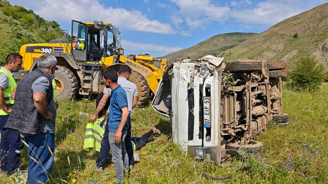 Bingöl'de su tankeri devrildi: 2 yaralı