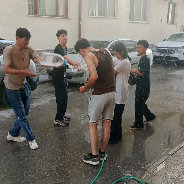 Sıcaktan bunalan gençler serinlemek için su savaşı yaptı