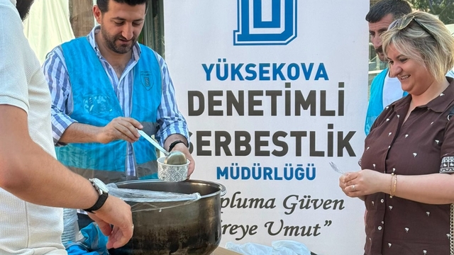 Yüksekova'da vatandaşlara aşure ikramı