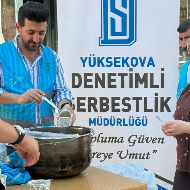 Yüksekova'da vatandaşlara aşure ikramı