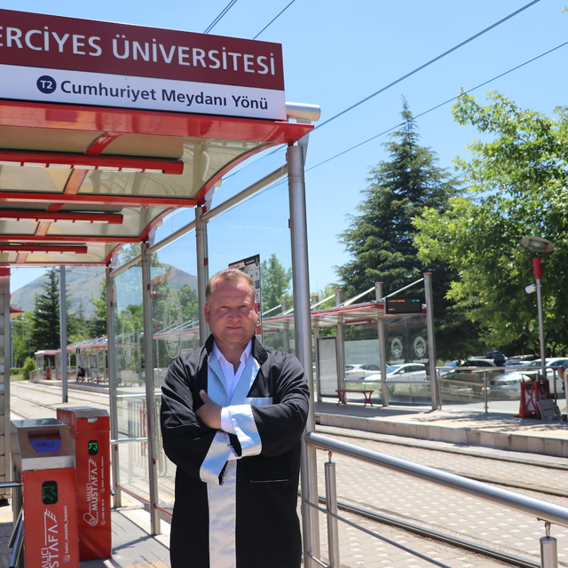Üniversitedeki durakta görev yaparken öğrencilerden etkilendi; hayali olan...