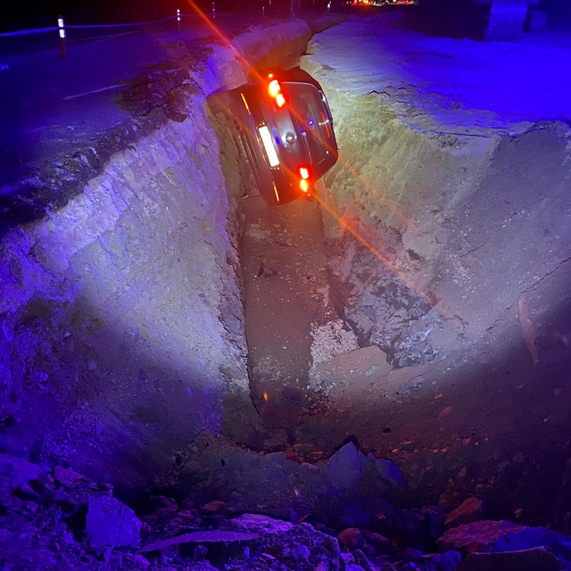 Isparta'da çukura devrilen otomobilin sürücüsü yaralandı