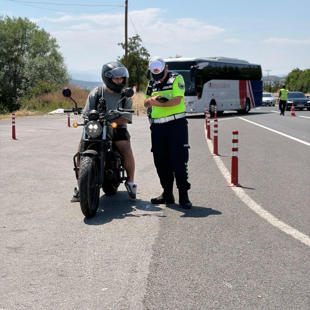 Bilecik'te motosiklet sürücülerine güvenli sürüş eğitimi