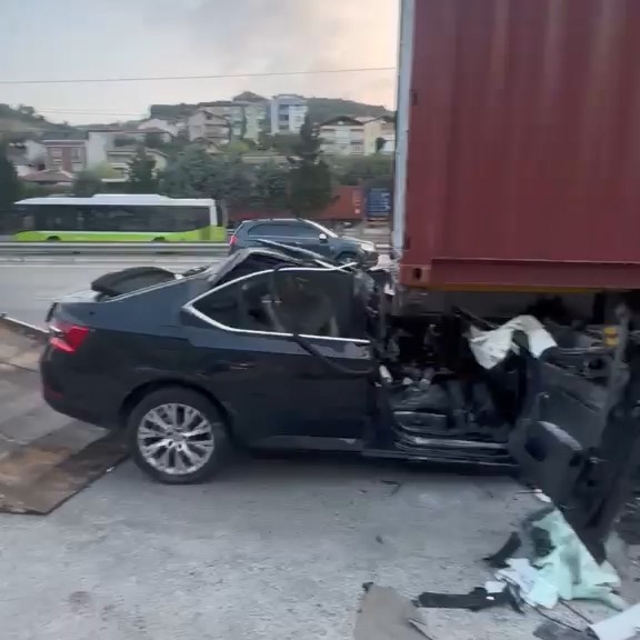 Otomobil, TIR'ın altına girdi, baba ve oğlu öldü
