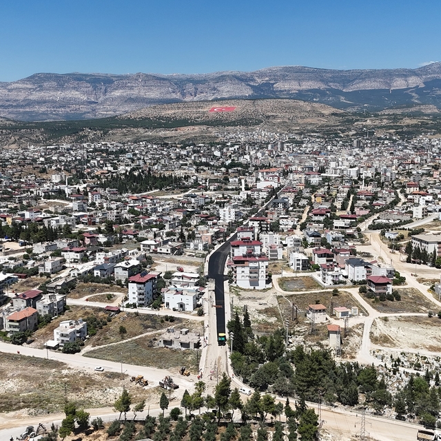 Mut'ta yağışın bozduğu yollar yenilendi