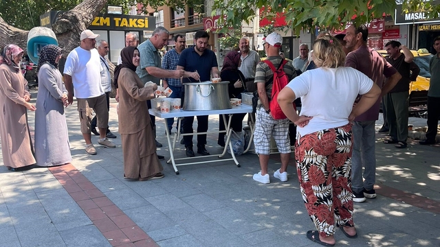 Burhaniye'de geleneksel aşure hayrı ilgi gördü