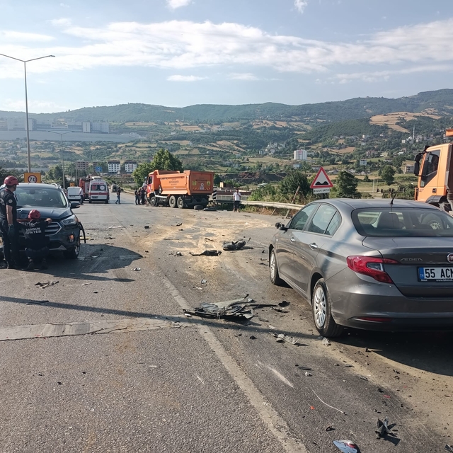 Samsun'da 8 aracın karıştığı zincirleme kaza; 2 yaralı