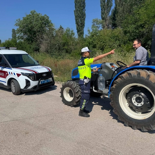 Jandarmadan çiftçilere trafik ve yangın uyarısı