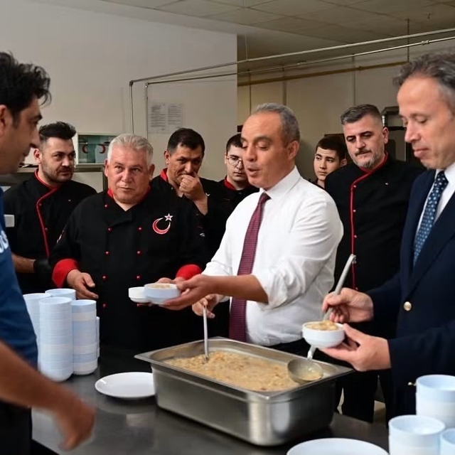 Erol personele aşure dağıttı