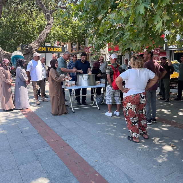 Burhaniye'de geleneksel aşure hayrı ilgi gördü