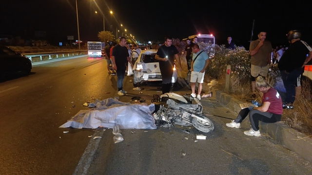 Emniyet şeridinde feci kaza: Doğum gününün gecesinde hayatını kaybetti
Emniyet şeridinde duran otomobille çarpışan motosikletin sürücüsü hayatını kaybetti, arkasındaki yolcu ağır yaralandı
Otomobil sürücüsü 0.67 promil alkollü olduğu tespit edildi,  kaza anı güvenlik kamerasına yansıdı