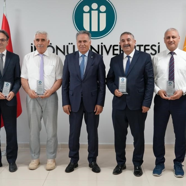 İnönü Üniversitesinde başarılı akademisyenlere araştırma performansı plaket...