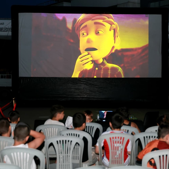 Osmangazi Belediyesi çocuklara yazlık sinema keyfi yaşatıyor