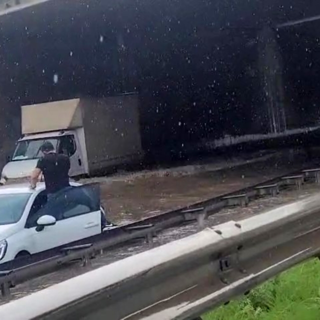 Yollar göle döndü, yağmur suları şelale gibi aktı
Ani bastıran sağanak batı...