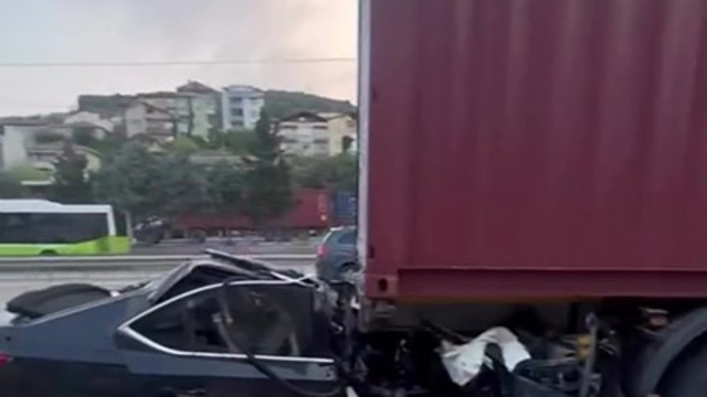 Tıra arkadan çarpan otomobil preslendi: Baba ile oğlu hayatını kaybetti