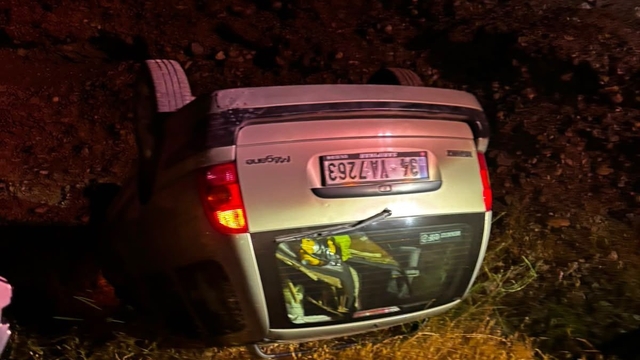 Takla atan otomobildeki 2 kişi yaralandı