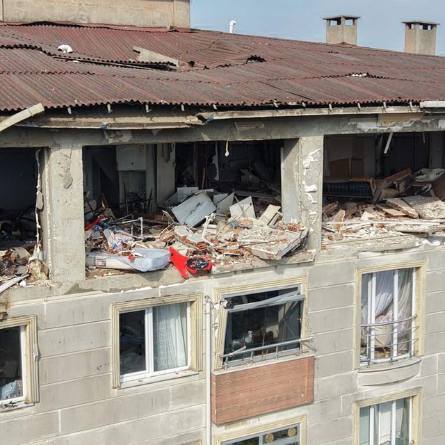 Apartman dairesinde 2 kişinin öldüğü patlamanın hasarı sabah ortaya çıktı;...