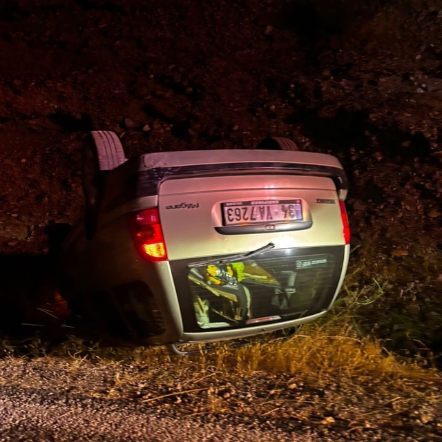 Takla atan otomobildeki 2 kişi yaralandı