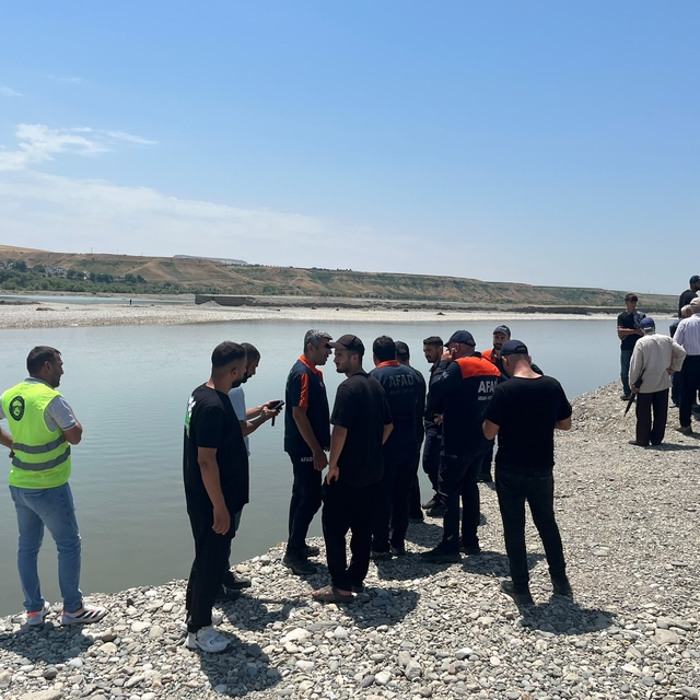 Serinlemek için girdiği çayda kayboldu