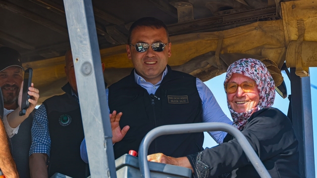 Köyünün sıcak asfaltını 73 yaşındaki Emine teyze döktü
Bilecik Valisi Faik Oktay Sözer:
"Bilecik genelinde geçtiğimiz yıl 78 kilometre sıcak asfalt çalışması yapıldı"