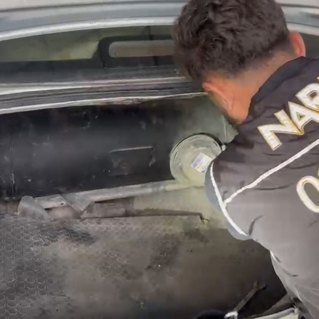 Çekici üzerinde taşınan otomobilin LPG tankından 8,8 kilo esrar çıktı