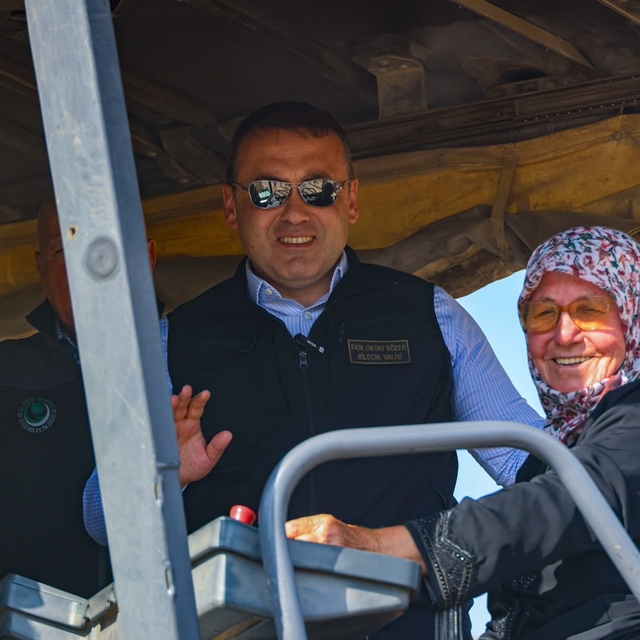 Köyünün sıcak asfaltını 73 yaşındaki Emine teyze döktü
Bilecik Valisi Faik...