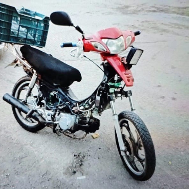 Ehliyetsiz, plakasız ve şase numarası kazınmış motosikleti kullanan sürücüy...
