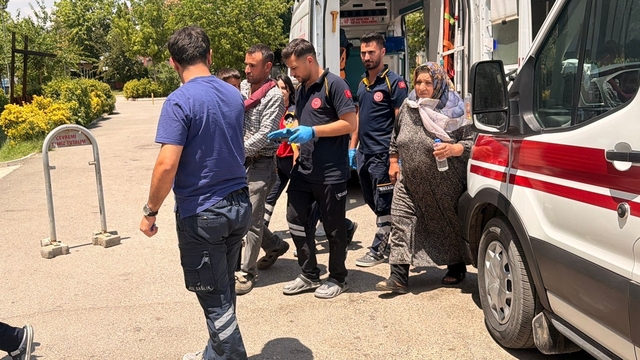 Takla atan otomobildeki 4 kişi yaralandı