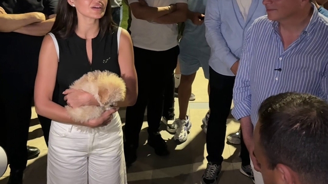Şarkıcı Elif Buse Doğan'ın darbukalı, ıslıklı mini konseri vatandaşların beğenisi topladı